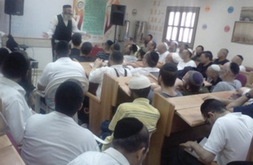 Torah lesson at Rishonim Prison 370 (photo credit: Courtesy Prison Service)