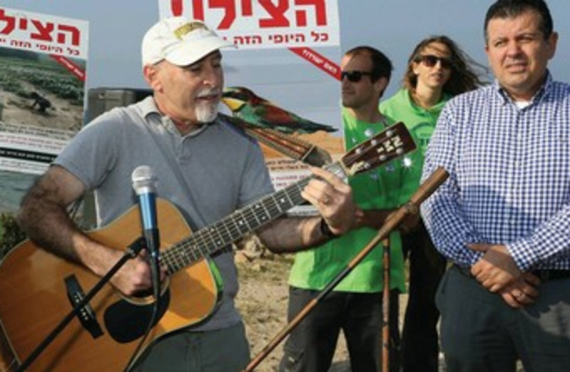 Alon Tal sings at Palmahim Beach 370 (photo credit: Courtesy The Tzipi Livni Party)