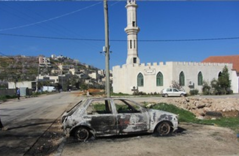 Torched cars in Kusra 370 (photo credit: עבד אל-כרים א-סעדי, בצלם.)