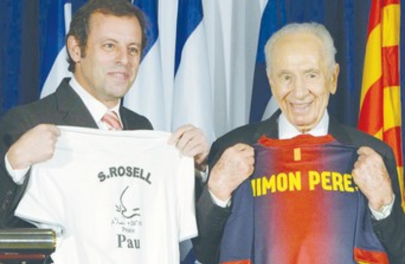 Peres and Barcelona President Rosell 370 (photo credit: Mark Neyman/GPO)