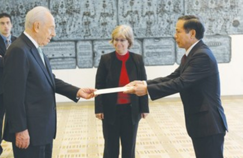 Vietnamese envoy and Peres 370 (photo credit: Mark Neiman/GPO)