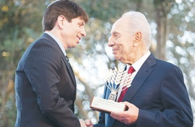 Peres and Ben Corn 370 (photo credit: Courtesy Tishkofet)