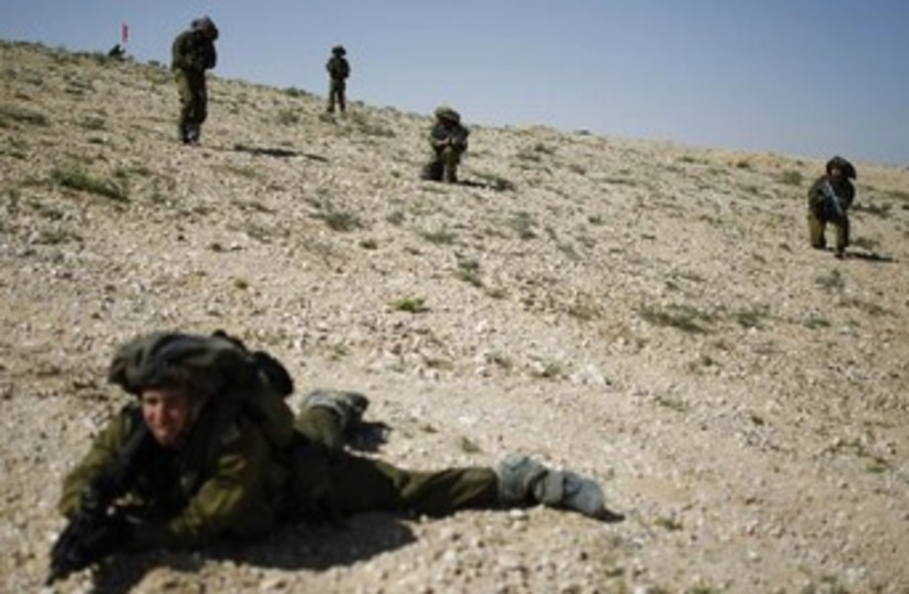 IDF reserve soldiers drill 370 (photo credit: REUTERS/Amir Cohen)