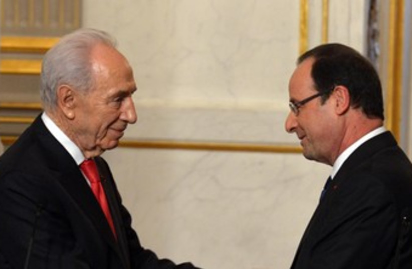 Peres and Hollande 370 (photo credit: Moshe Milner/GPO)