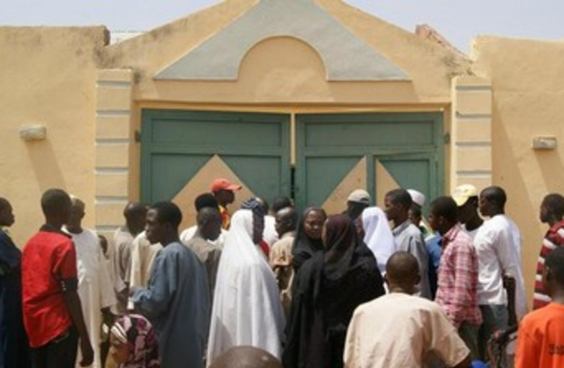 Nigerian residents outside hostage house 370 (photo credit: REUTERS/Faruk Uumar)