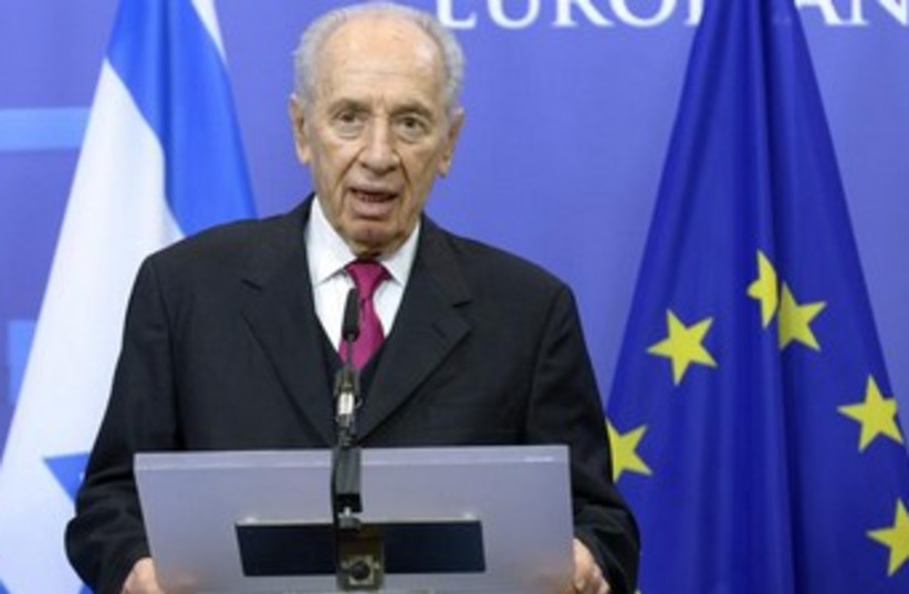 Peres talks to EU press conference 370 (photo credit: REUTERS/Eric Vidal)