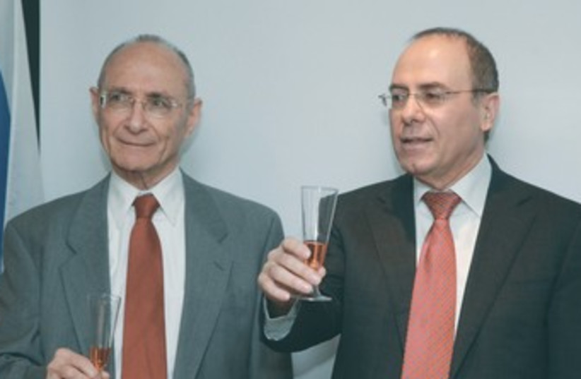 Silvan Shalom and Uzi Landau at handover ceremony 370 (photo credit: Elad Zigman)