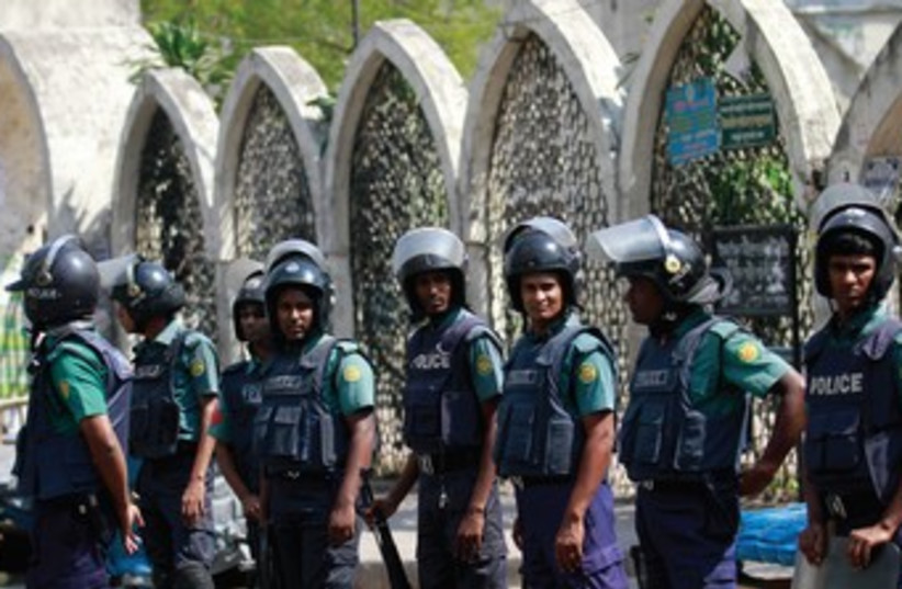 Bangaldesh police 370 (photo credit: REUTERS)
