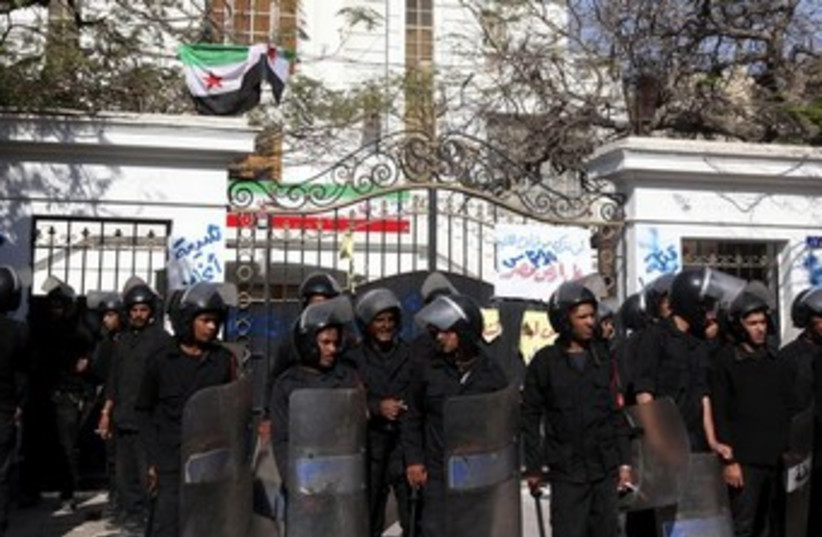 Egyptian police outside Iranian embassy (photo credit: REUTERS/Mohamed Abd El Ghany)