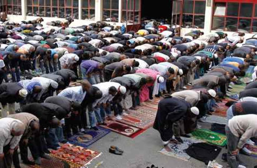 Muslims in France 521 (photo credit: CHARLES PLATIAU / REUTERS)