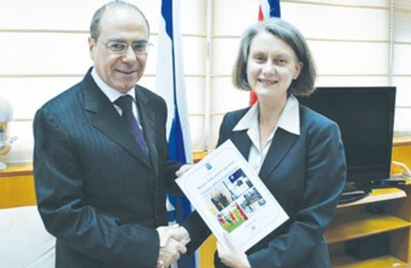 ESilvan Shalom meets Andrea Faulkner 370 (photo credit: Energy and Water Ministry)