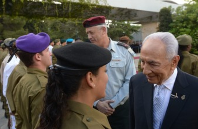 Peres and Gantz with soldiers Independence Day 370 (photo credit: Amos Ben-Gershom/GPO)