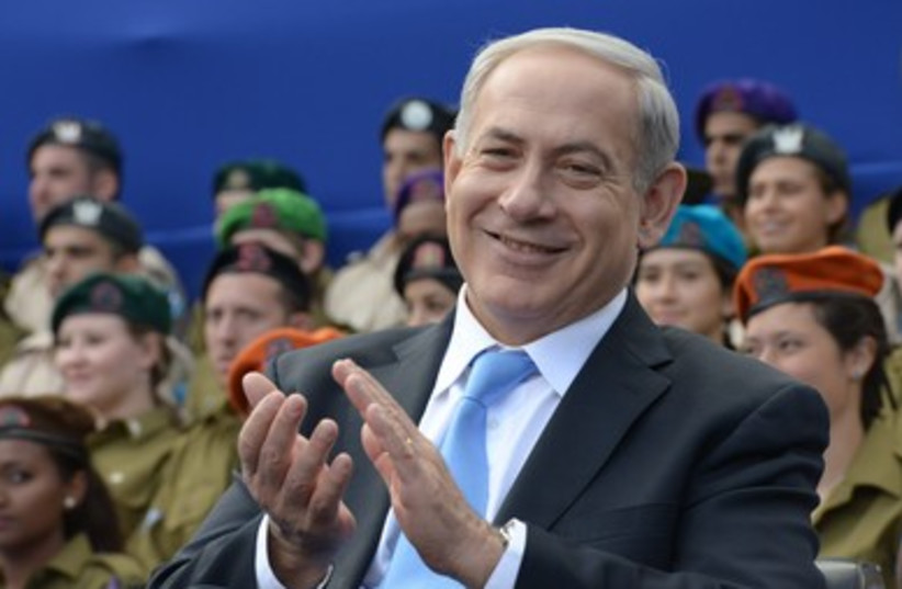 Prime Minister Netanyahu sings 'Tefila' with Idan Amadi at Singing Indepdence, April 16, 2013.
