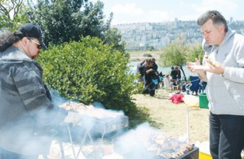 Barbecue at Kishon Park in Haifa 370  (photo credit: Herzl Shapiro/Kishon River Authority)