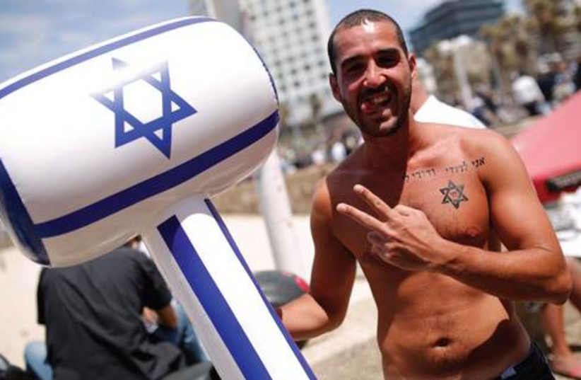 Israeli celebrating independence day521 (photo credit: AM IR COHEN / REUTERS)