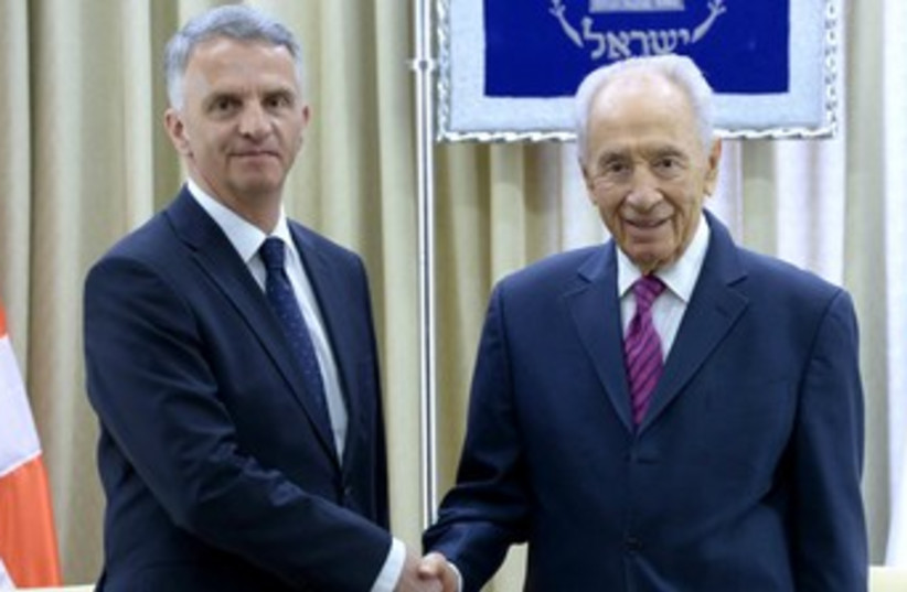 President Shimon Peres and  Swiss Foreign Minister Didier Bu (photo credit: Mark Neiman/GPO)