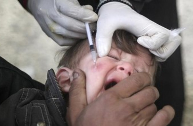Child receives shot 370 (photo credit: reuters)
