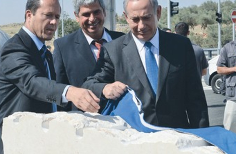 Netanyahu with Barkat370 (photo credit: Kobi Gideon/GPO)