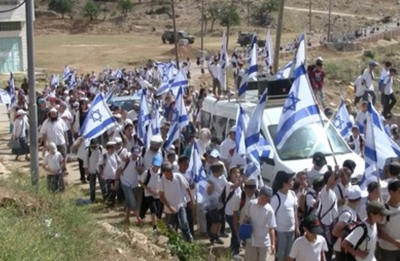 Israeli youth hike up to Hebron on Jerusalem Day