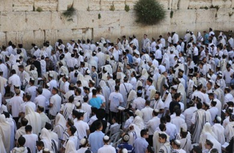 Hundreds pray at the Western Wall on Jerusalem Day