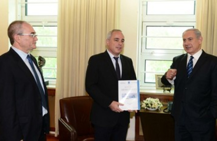 Steinitz presents al-Dura report to Netanyahu 390 (photo credit: Moshe Milner/GPO)