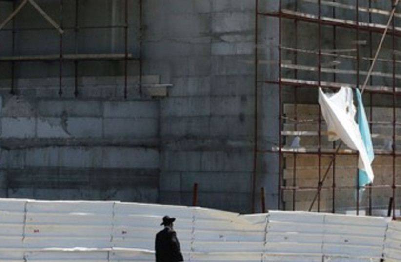 Cinema City under construction370  (photo credit: Marc Israel Sellem/The Jerusalem Post)