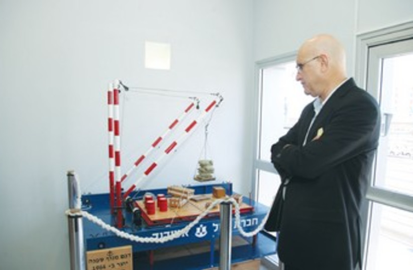 LABOR MK Avishai Braverman looks at a model of a crane 370 (photo credit: Knesset)
