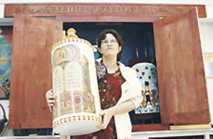 woman with torah 224.88 (photo credit: Ariel Jerozolimski)