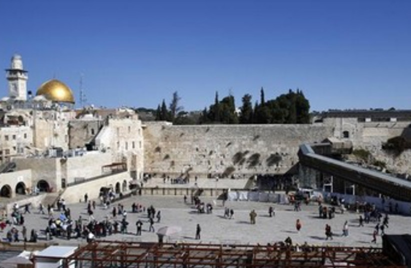 Western Wall plaza general view 370 (photo credit: REUTERS)