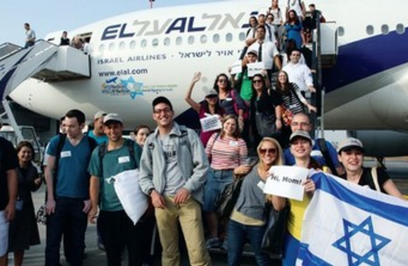 Olim arrive in Israel with Nefesh B'Nefesh 370  (photo credit: Courtesy Nefesh B'Nefesh)