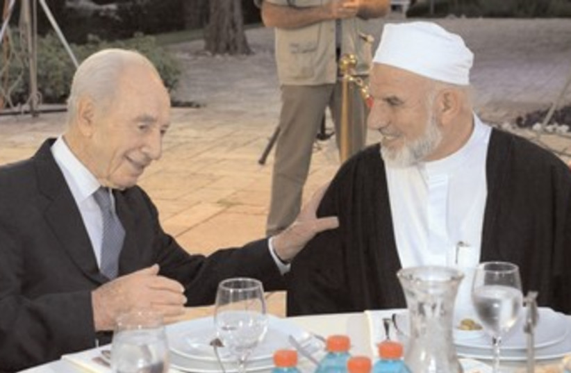 PRESIDENT SHIMON Peres and Qadi Daoud Al-Zeini 370 (photo credit: GPO)