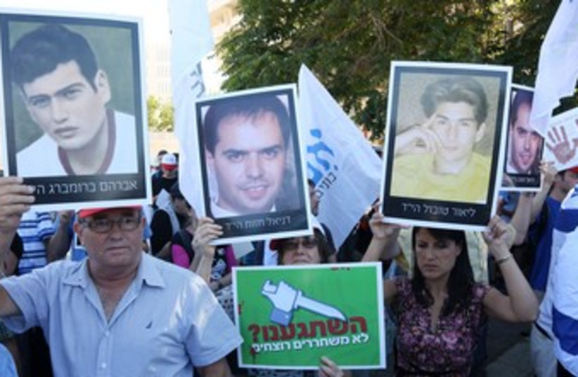 Demonstration against Palestinian prisoners release 370 (photo credit: Marc Israel Sellem/The Jerusalem Post)