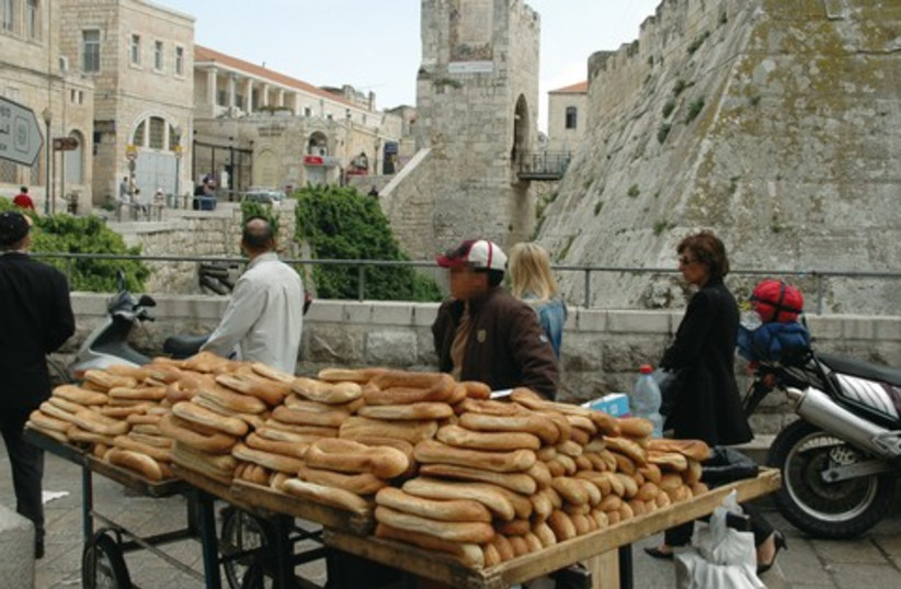 Street vender in Jerusalem selling beigele 521 (photo credit: www.goisrael.com)