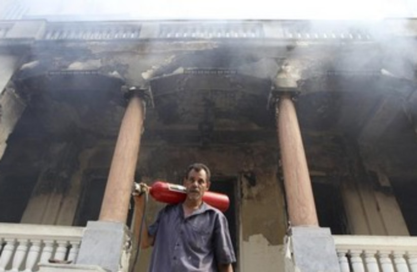 Government building set ablaze in Cairo 370 (photo credit: REUTERS)