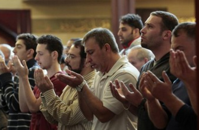Muslim American men perform afternoon prayers 370 (photo credit: REUTERS)
