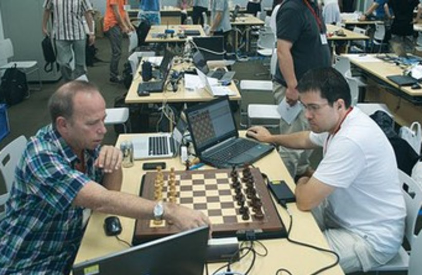 computerized chess match 370 (photo credit: International Computer Games Association)