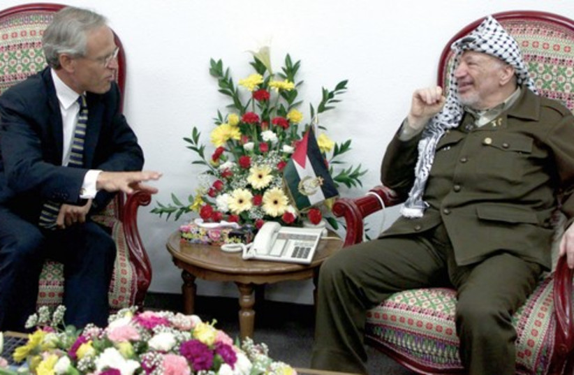 US Ambassador Martin Indyk meets with Arafat 521 (photo credit: Reuters)