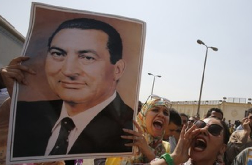 Mubarak supporters 370 (photo credit: Michael Urban / Reuters)