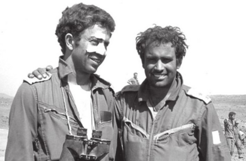 AVIGDOR KAHALANI (right) and Yossi Ben-Hanan  521 (photo credit: IDF Archives)