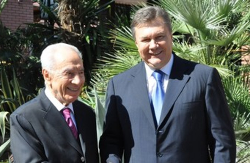 Peres and Ukranian President Yanukovich 370 (photo credit: Courtesy the President's Residence)