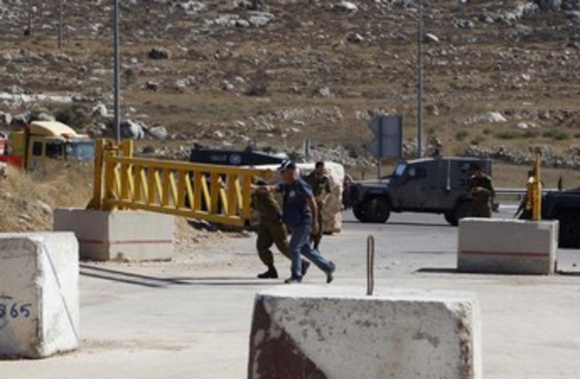Soldiers in Hebron 370 (photo credit: REUTERS)