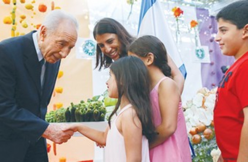 Peres meeting kids in succa 370 (photo credit: President’s Spokesman)