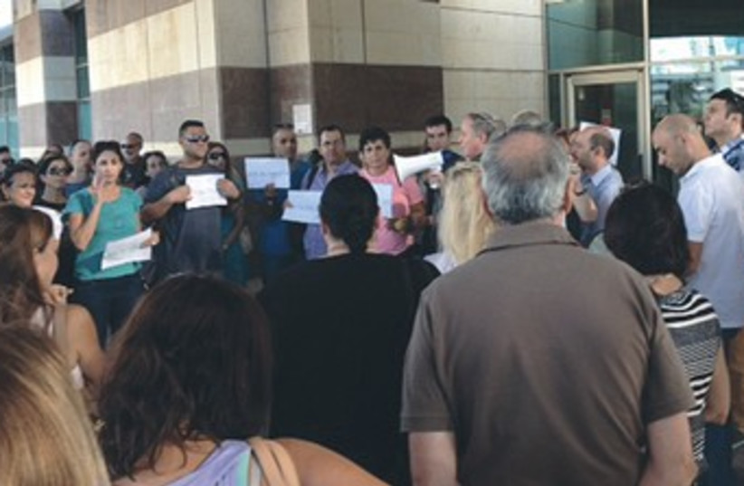 Teachers protest outsode Education Ministry 370 (photo credit: DANIELLE ZIRI)