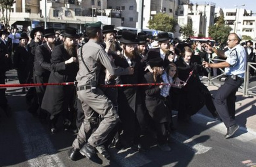 Mourning Rabbi Ovadia Yosef (photo credit: Reuters)