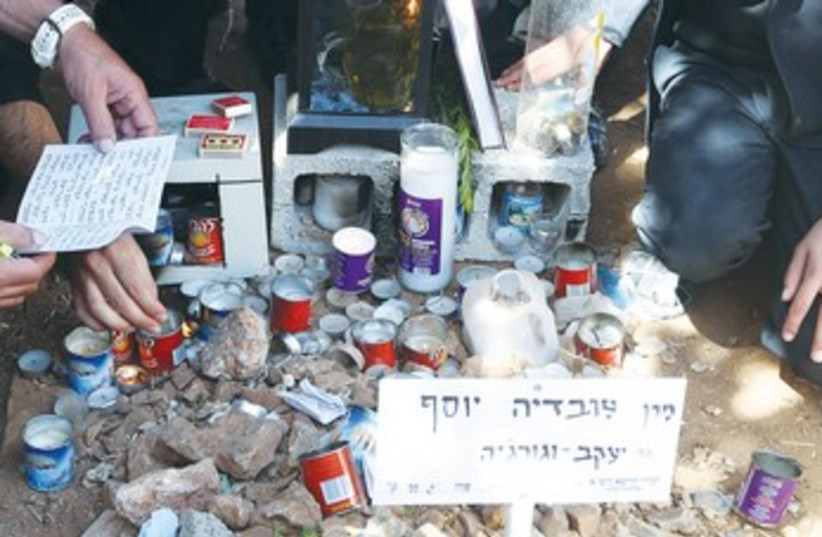 Rabbia Ovadia Yosef's grave 370 (photo credit: Marc Israel Sellem/The Jerusalem Post)