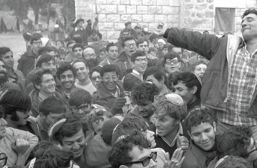 Gush Emunim leader Hanan Porat carried by followers, 1975 (photo credit: MOSHE MILNER / GPO)