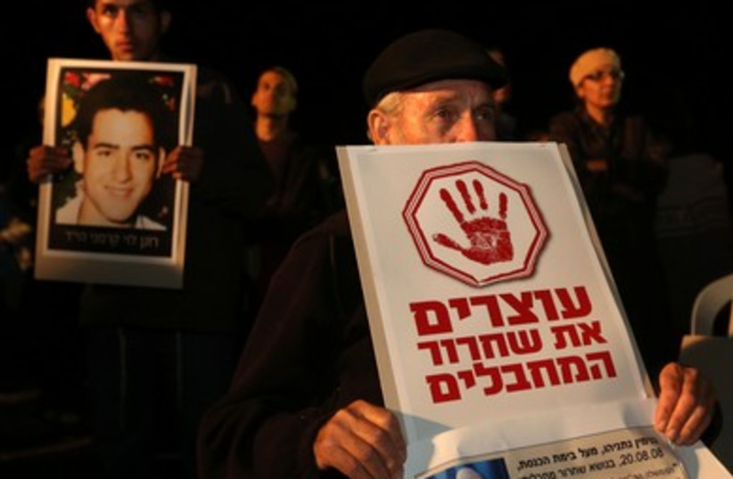 Bereaved families protest Palestinian prisoner release outside Ofer prison, October 28, 2013.