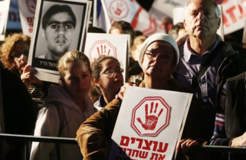Bereaved families protest Palestinian prisoner release outside Ofer prison, October 28, 2013.
