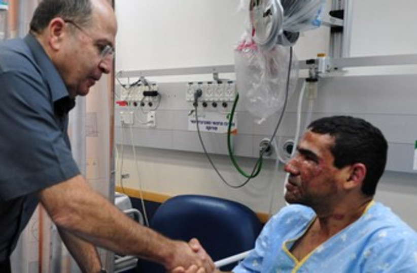 Moshe Ya'alon soldier hospital  370 (photo credit: Courtesy Defense Ministry )