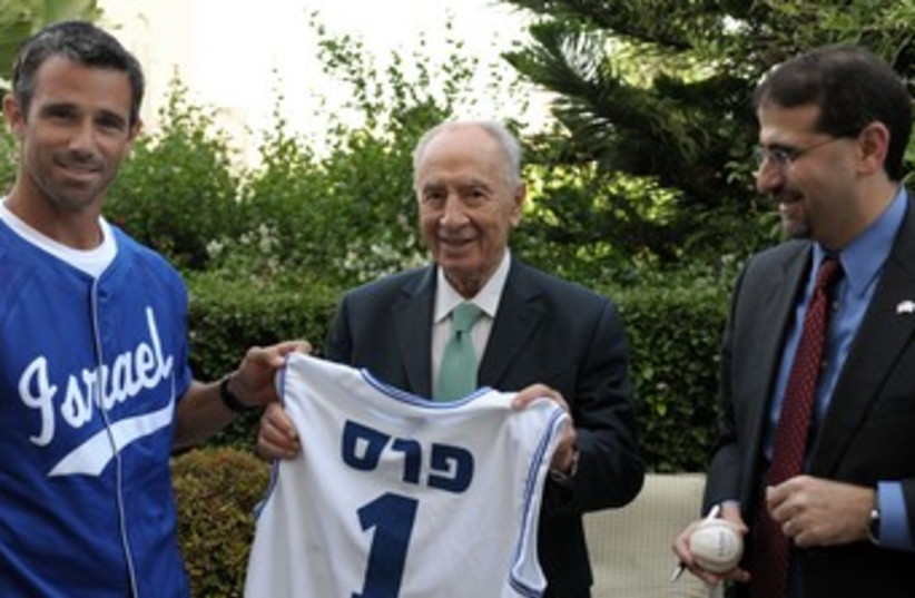 Brad Ausmus with Peres and Shapiro 370 (photo credit: Kobi Gideon/GPO)